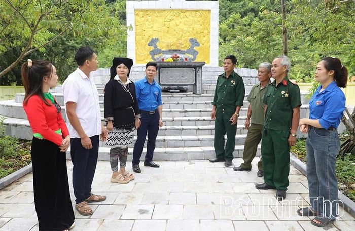 CCB xã Cao Sơn trò chuyện với đoàn viên thanh niên tại Chiến khu Giằng Xèo.
