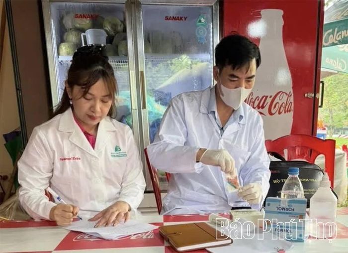 Đoàn kiểm tra, giám sát kiểm tra nhanh mẫu thực phẩm tại cơ sở kinh doanh ăn uống, thức ăn đường phố trong Khu Di tích lịch sử Đền Hùng.
