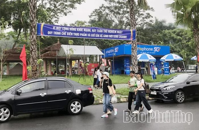 Công tác tuyên truyền về ATTP được tăng cường tại các điểm tập trung đông người trong mùa lễ hội. Ảnh chụp tại Khu Di tích lịch sử Đền Hùng.