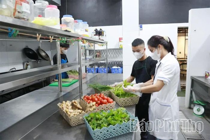 Trung tâm Y tế khu vực Tam Đảo tích cực kiểm tra, giám sát thực phẩm tại các nhà hàng trên địa bàn.