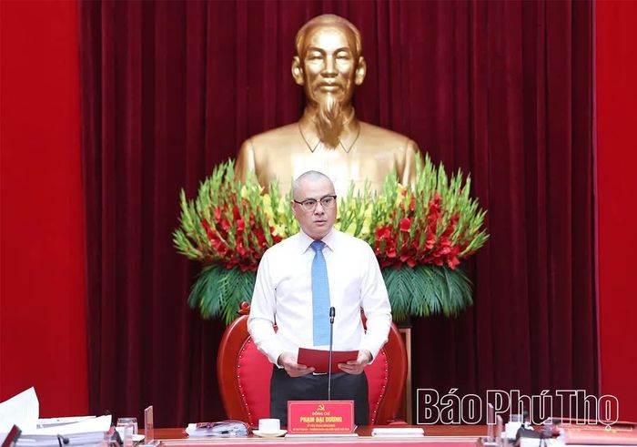 Đồng chí Bí thư Tỉnh ủy Phạm Đại Dương phát biểu chúc mừng tại Lễ trao Huy hiệu Đảng.