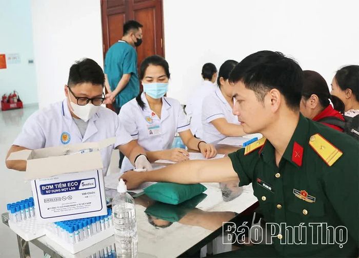 Các tình nguyện viên kiểm tra sức khỏe trước khi tham gia hiến máu.