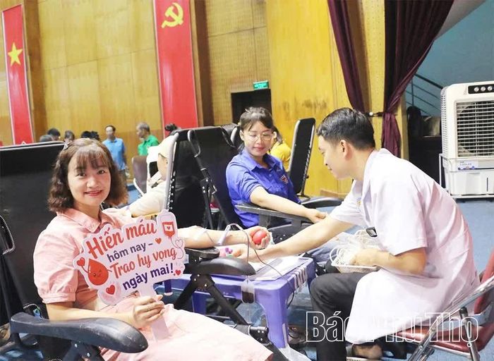 Các tình nguyện viên tham gia hiến máu.