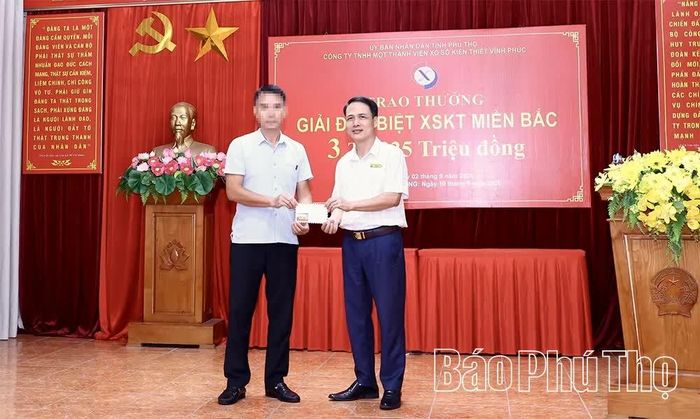 Người trúng thưởng giải đặc biệt trao 20 triệu đồng cho Quỹ Bảo trợ trẻ em tỉnh để giúp đỡ trẻ em có hoàn cảnh khó khăn.