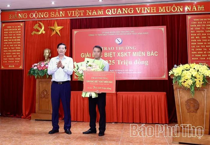 Lãnh đạo Công ty TNHH MTV Xổ số kiến thiết Vĩnh Phúc trao thưởng cho khách hàng.