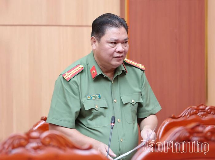 Lãnh đạo Công an tỉnh báo cáo phương án lắp đặt camera bảo đảm an ninh, trật tự, an toàn giao thông trên địa bàn tỉnh.