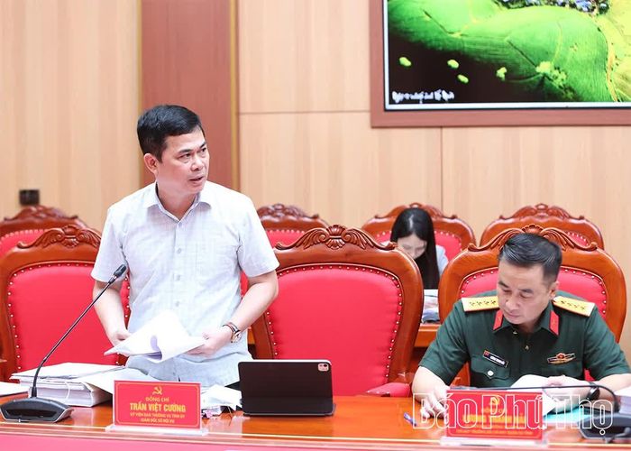 Đồng chí Giám đốc Sở Nội vụ Trần Việt Cường báo cáo một số nội dung quan trọng tại hội nghị.
