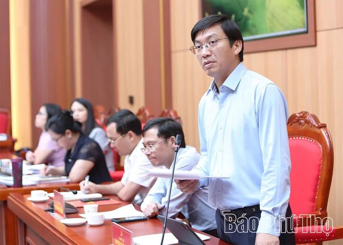 Đồng chí Giám đốc Sở Xây dựng Nguyễn Xuân Quang báo cáo một số dự án trọng điểm trong lĩnh vực xây dựng. 