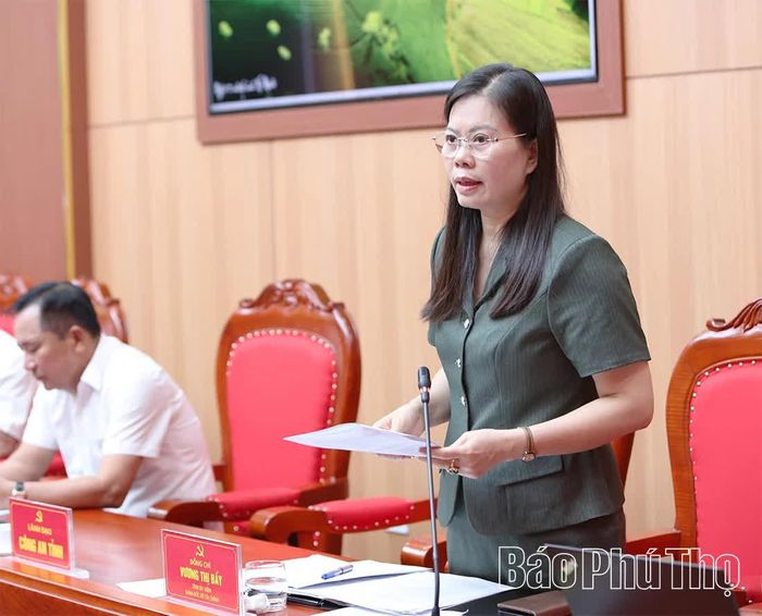 Đồng chí Giám đốc Sở Tài chính Vương Thị Bẩy báo cáo một số nội dung liên quan đến lĩnh vực tài chính ngân sách.