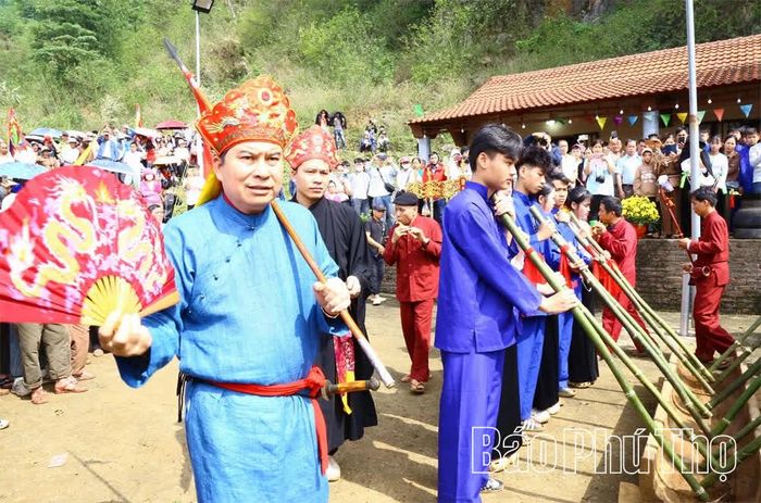 Nghệ nhân Nhân dân Bùi Văn Minh và các thành viên Câu lạc bộ Mo Mường Lạc Sơn có nhiều hoạt động góp phần bảo tồn và phát huy giá trị của Mo Mường.