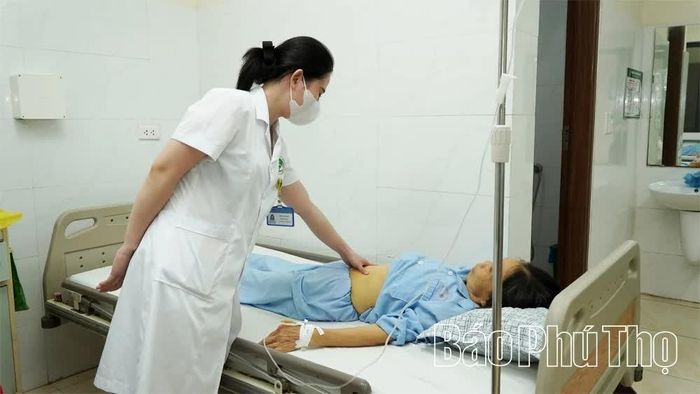 Bác sĩ Trung tâm Y tế khu vực Cẩm Khê thăm khám cho bệnh nhân.