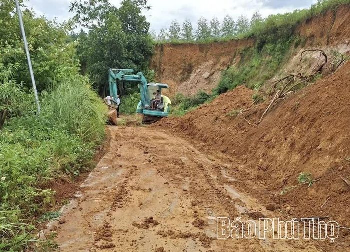 Xã Sông Lô khẩn trương khắc phục điểm sạt lở do mưa bão tại thôn Bằng Phú.