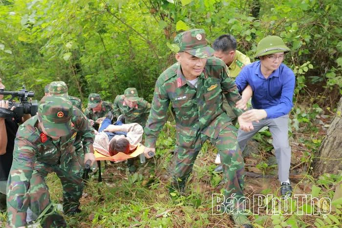 Huy động lực lượng đưa nạn nhân đi cấp cứu trong chương trình luyện tập.
