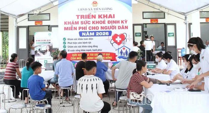Đông đảo người dân đăng ký tham gia khám sàng lọc sức khoẻ miễn phí tại Trạm Y tế xã Tiên Lương.