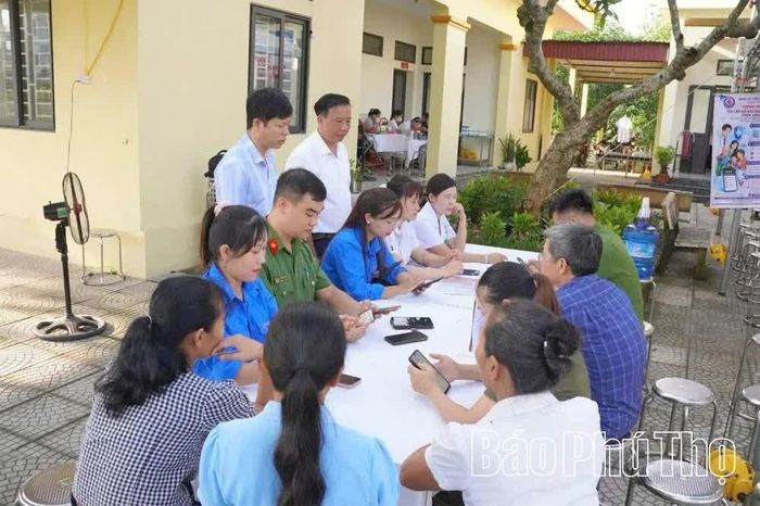 Công an và đoàn viên thanh niên hướng dẫn người dân tích hợp Sổ sức khoẻ điện tử lên ứng dụng VNeID.