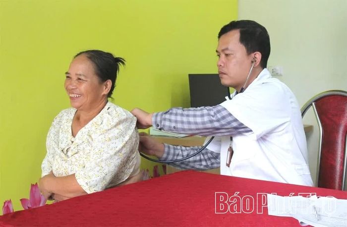Người dân phấn khởi khi được khám sức khoẻ miễn phí ngay tại Trạm Y tế xã.