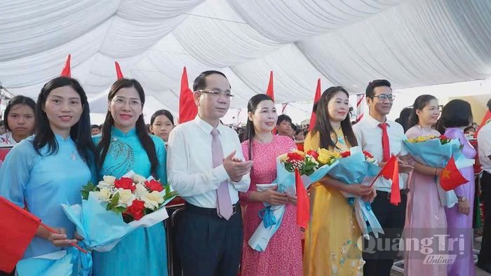 Đồng chí Phan Mạnh Hùng, Bí thư Đảng ủy phường Đồng Hới thăm cô và trò Trường THCS Nam Lý nhân dịp đầu năm học mới 2026-2027 - Ảnh: P.V