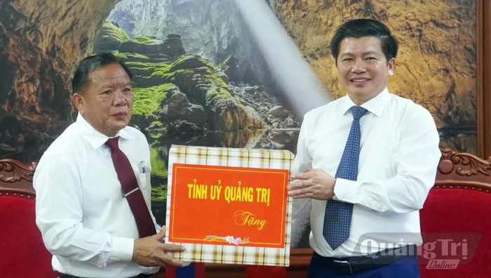 Đồng chí Trần Vũ Khiêm, Phó Bí thư Thường trực Tỉnh ủy, Trưởng đoàn đại biểu Quốc hội tỉnh trao quà lưu niệm cho đoàn công tác Ban Tổ chức Tỉnh ủy Sạ-vẳn-na-khệt - Ảnh: N.M