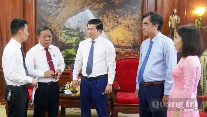 Đồng chí Trần Vũ Khiêm, Phó Bí thư Thường trực Tỉnh ủy, Trưởng đoàn đại biểu Quốc hội tỉnh và các đồng chí lãnh đạo tỉnh chia sẻ với những thiệt hại do thiên tai gây ra đối với tỉnh Sạ-vẳn-na-khệt - Ảnh: N.M