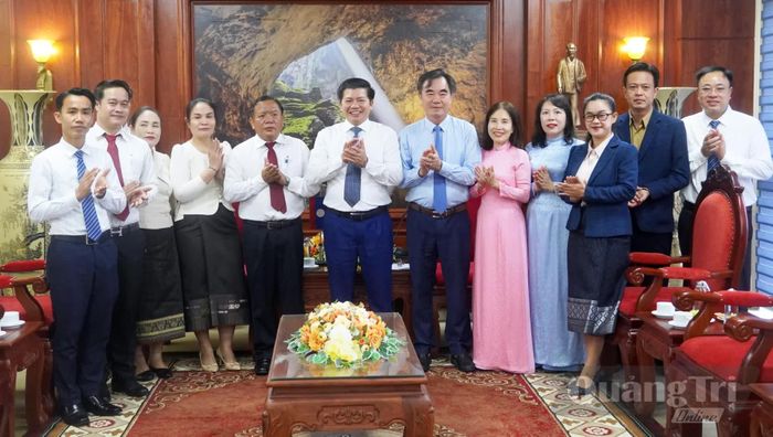 Đồng chí Trần Vũ Khiêm, Phó Bí thư Thường trực Tỉnh ủy, Trưởng đoàn đại biểu Quốc hội tỉnh và các đại biểu chụp ảnh lưu niệm tại buổi tiếp - Ảnh: N.M