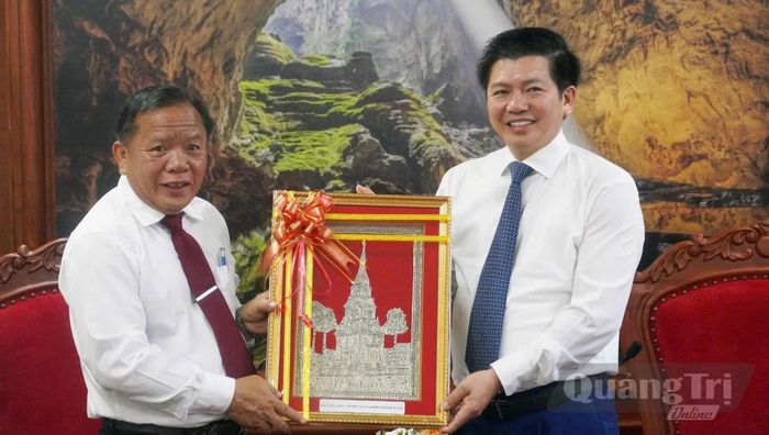 Đồng chí Khăm-vi-sảy Phủi-nhạ-vông trao quà lưu niệm cho Thường trực Tỉnh ủy Quảng Trị - Ảnh: N.M