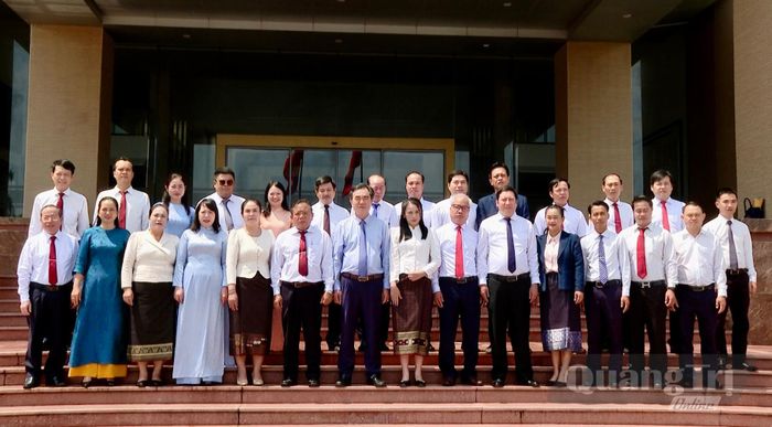 Ban Tổ chức Tỉnh ủy Quảng Trị và Ban Tổ chức Tỉnh ủy Sạ-vẳn-na-khệt chụp ảnh lưu niệm - Ảnh: H.N