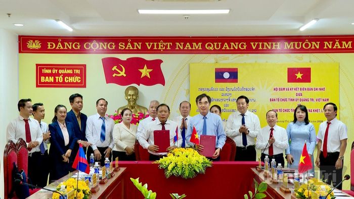 Ký kết biên bản hợp tác giữa Ban Tổ chức Tỉnh ủy Quảng Trị với Ban Tổ chức Tỉnh ủy Sạ-vẳn-na-khệt - Ảnh: H.N