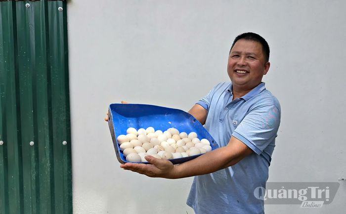Anh Nguyễn Đăng Vương giới thiệu sản phẩm trứng từ mô hình chăn nuôi sử dụng nguồn thức ăn vi sinh kết hợp với nguyên liệu sẵn có - Ảnh: L.A