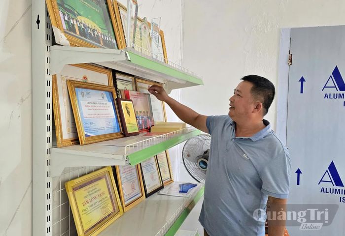 Những giấy chứng nhận, bằng khen là sự ghi nhận đối với quá trình nghiên cứu, đổi mới sáng tạo và xây dựng mô hình nông nghiệp tuần hoàn của anh Nguyễn Đăng Vương - Ảnh: L.A