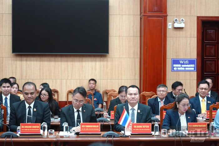 Ông Na-rông Thếp-xể-na, Tỉnh trưởng và các thành viên đoàn đại biểu cấp cao tỉnh Ubon Ratchathani tham dự buổi làm việc - Ảnh: T.Đ