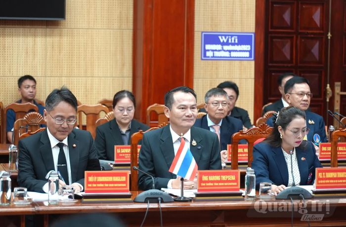 Ông Na-rông Thếp-xể-na, Tỉnh trưởng tỉnh Ubon Ratchathani phát biểu tại buổi làm việc - Ảnh: T.Đ