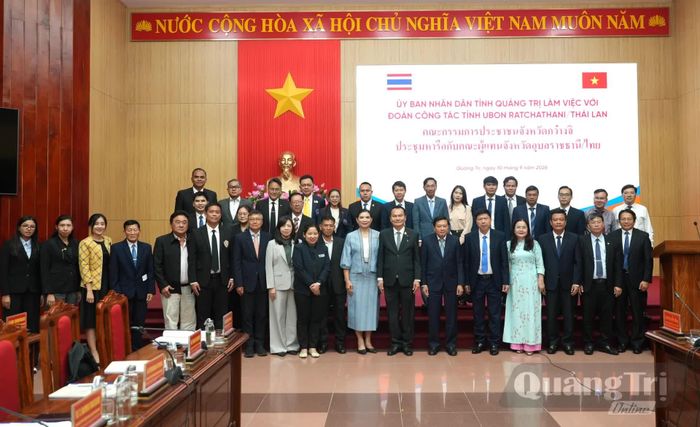 Đại biểu hai tỉnh Quảng Trị và Ubon Ratchathani chụp ảnh lưu niệm tại buổi làm việc - Ảnh: T.Đ