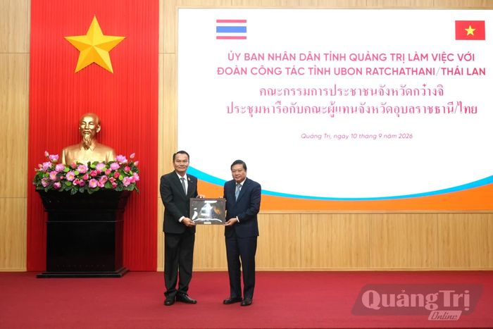 Đồng chí Lê Hồng Vinh, Phó Bí thư Tỉnh ủy, Chủ tịch UBND tỉnh tặng quà cho ông Na-rông Thếp-xể-na, Tỉnh trưởng tỉnh Ubon Ratchathani - Ảnh: T.Đ