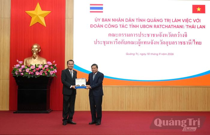 Ông Na-rông Thếp-xể-na, Tỉnh trưởng tỉnh Ubon Ratchathani tặng quà đồng chí Lê Hồng Vinh, Phó Bí thư Tỉnh ủy, Chủ tịch UBND tỉnh Quảng Trị - Ảnh: T.Đ