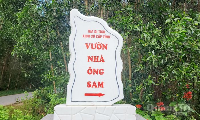 Bia chỉ dẫn Di tích lịch sử “Vườn nhà ông Sam” bên tuyến đường Phú Lệ - Ảnh: T.L