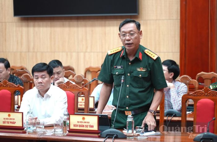 Đồng chí Đại tá Phan Thắng, Chỉ huy trưởng Bộ Chỉ huy Quân sự tỉnh phát biểu tại phiên họp - Ảnh: T.Đ