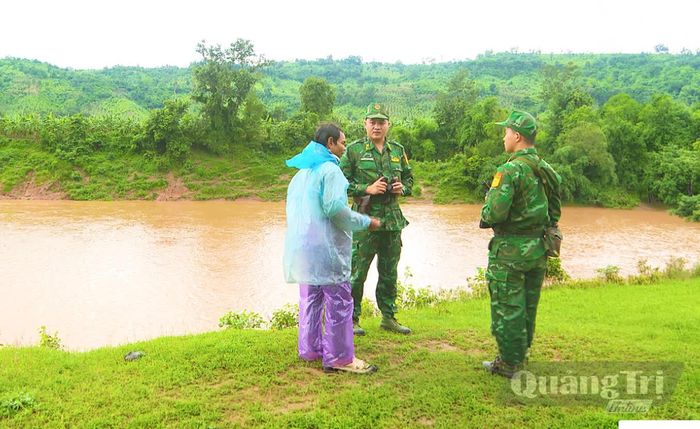 Tuyên truyền, nhắc nhở người dân chấp hành quy định về xuất nhập cảnh - Ảnh: B.C