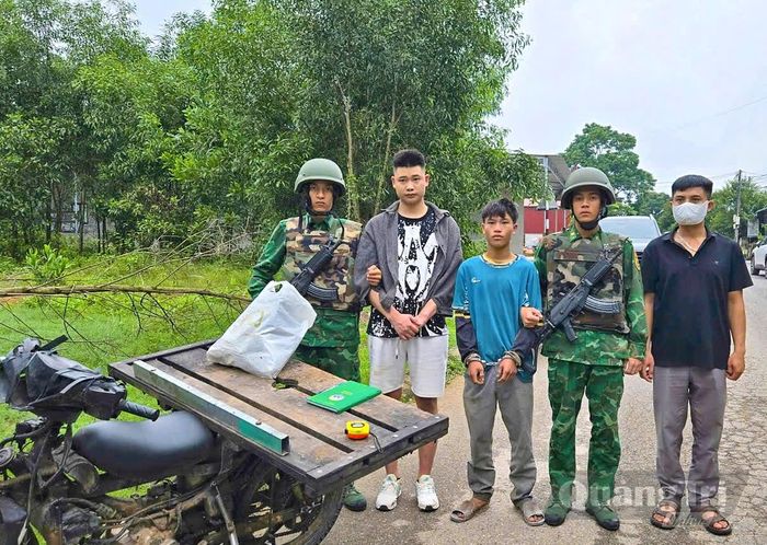 Lực lượng Biên phòng bắt giữ đối tượng tổ chức cho người khác nhập cảnh trái phép vào Việt Nam - Ảnh: B.C