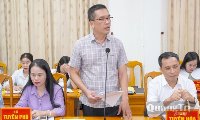 Đại diện lãnh đạo UBND xã Tuyên Hóa báo cáo tại buổi làm việc - Ảnh: N.H