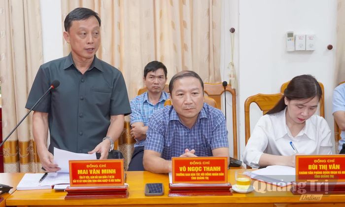 Đại biểu HĐND tỉnh thuộc đơn vị bầu cử số 19 phát biểu tại buổi làm việc - Ảnh: N.H