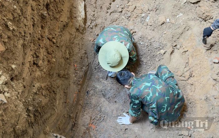 Đội Tìm kiếm, quy tập hài cốt liệt sĩ số 2 quy tập thêm 1 hài cốt tại khu phố Thành Cổ, phường Quảng Trị - Ảnh: H.C