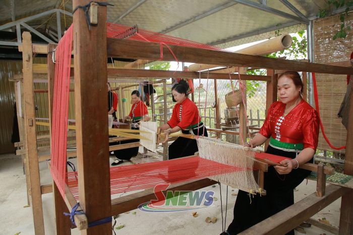 Nhân dân Mộc Sơn lưu giữ nghề dệt thổ cẩm truyền thống.