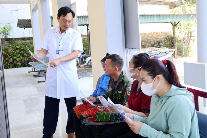 Cán bộ Trạm Y tế xã Mường Lạn tuyên truyền cách chăm sóc bảo vệ sức khỏe cho nhân dân.