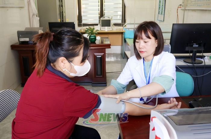 Cán bộ Trạm Y tế xã Mường Lạn khám sức khỏe cho nhân dân.