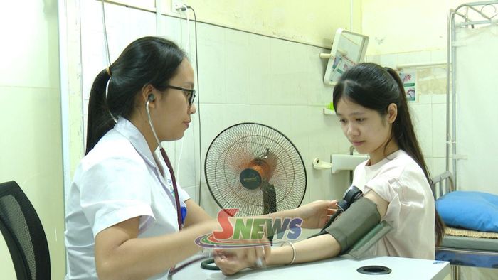 Bác sĩ khám bệnh cho bệnh nhân.