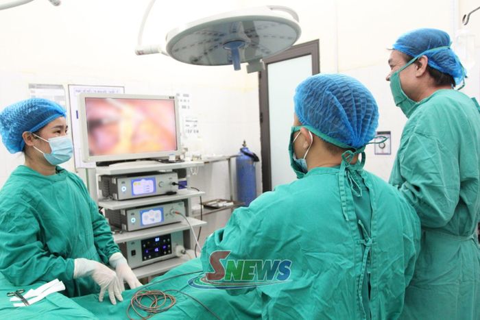 Bác sĩ Khoa Ngoại phẫu thuật nội Soi cắt ruột thừa cho người bệnh