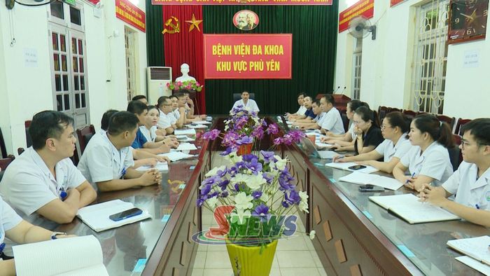 Một buổi sinh hoạt chuyên môn của Bệnh viện Đa khoa khu vực Phù Yên.