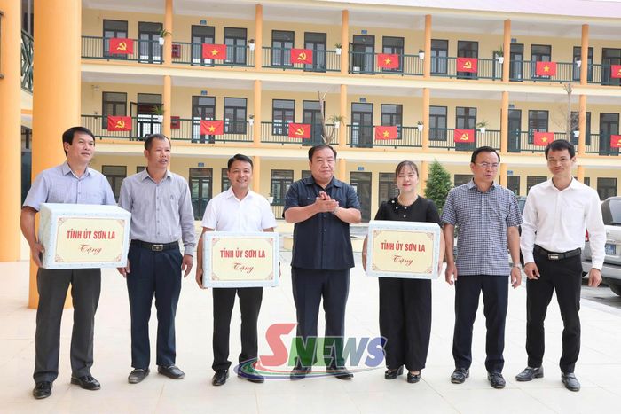 Đoàn công tác tặng quà cho các đơn vị.