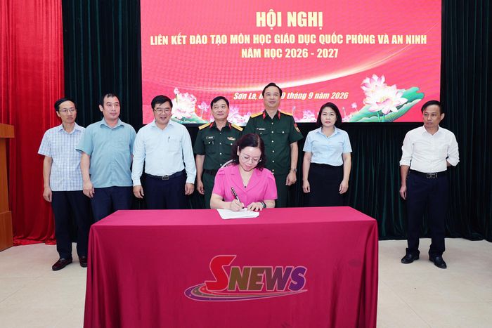 Ký biên bản thống nhất công tác liên kết đào tạo môn học Giáo dục Quốc phòng và An ninh năm học 2026-2027.
