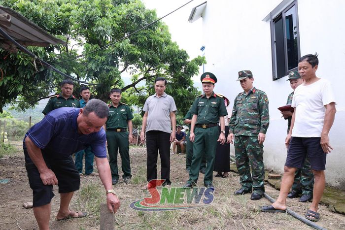 Tổ công tác và xã Chiềng Khoong khảo sát khu vực nghi có phần mộ liệt sĩ tại bản Cang Kiểng